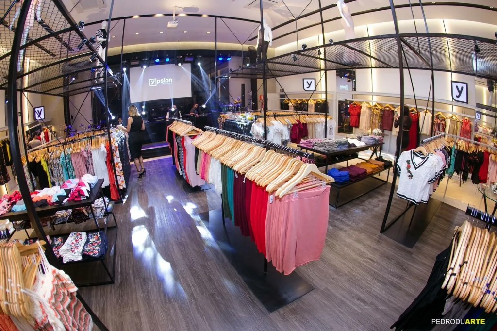 Interior da loja Y Oficial com showroom
